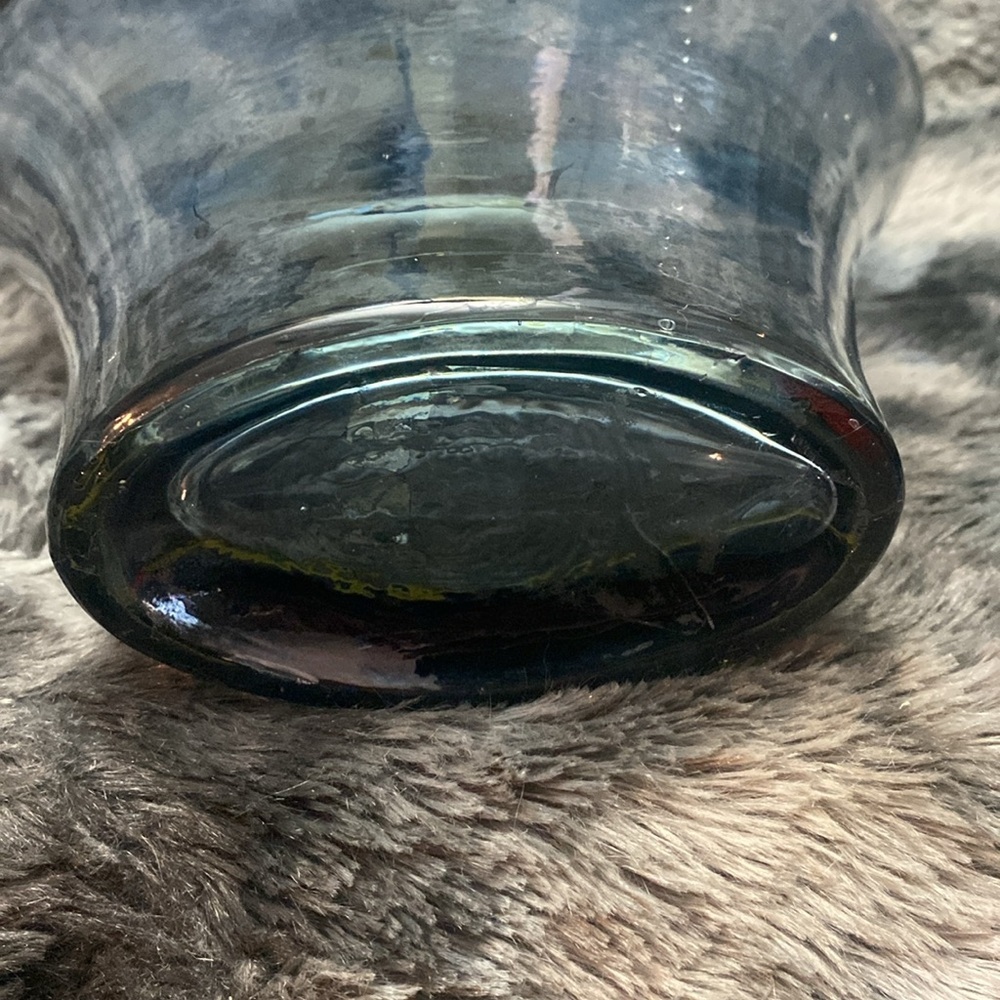 Heavy Heart Shaped Vase - Picture 15 of 16